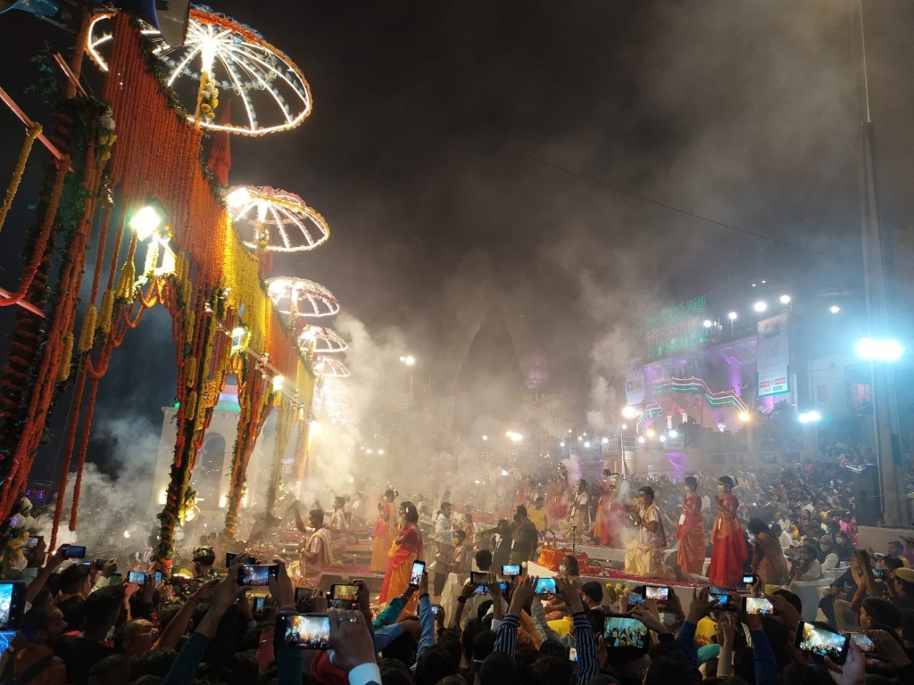 Dev Deepawali : The festival of Dev Deepawali is being celebrated across the country today. It is believed that on this day the deities descend on earth to bathe in the Ganges